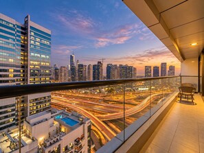A high-rise building with a view of a cityscape and a busy highway. - Luxury 1BR Marina Views Walk to Metro & JBR Beach (Dubai)