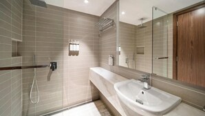 Vierbettzimmer | Badezimmer | Kostenlose Toilettenartikel, Haartrockner, Seife, Shampoo