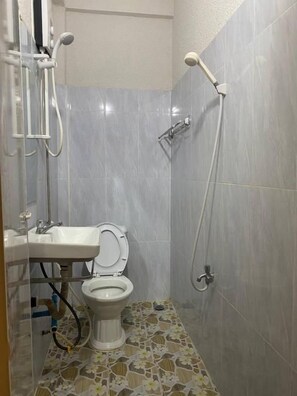 Douche, serviettes fournies, savon, shampoing
