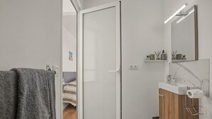 Ein modernes Badezimmer mit Dusche, Toilette und Waschbecken.