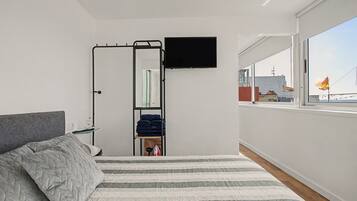 Tabla de planchar con plancha, wifi, ropa de cama