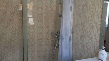 Sèche-cheveux, serviettes fournies, papier toilette