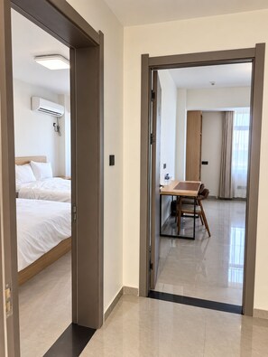 Desk, laptop workspace, WiFi (free), bed sheets - No.1 Diamond Hotel (Golden Grove)