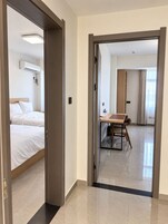 Una habitación de hotel con una cama, un escritorio y una silla.