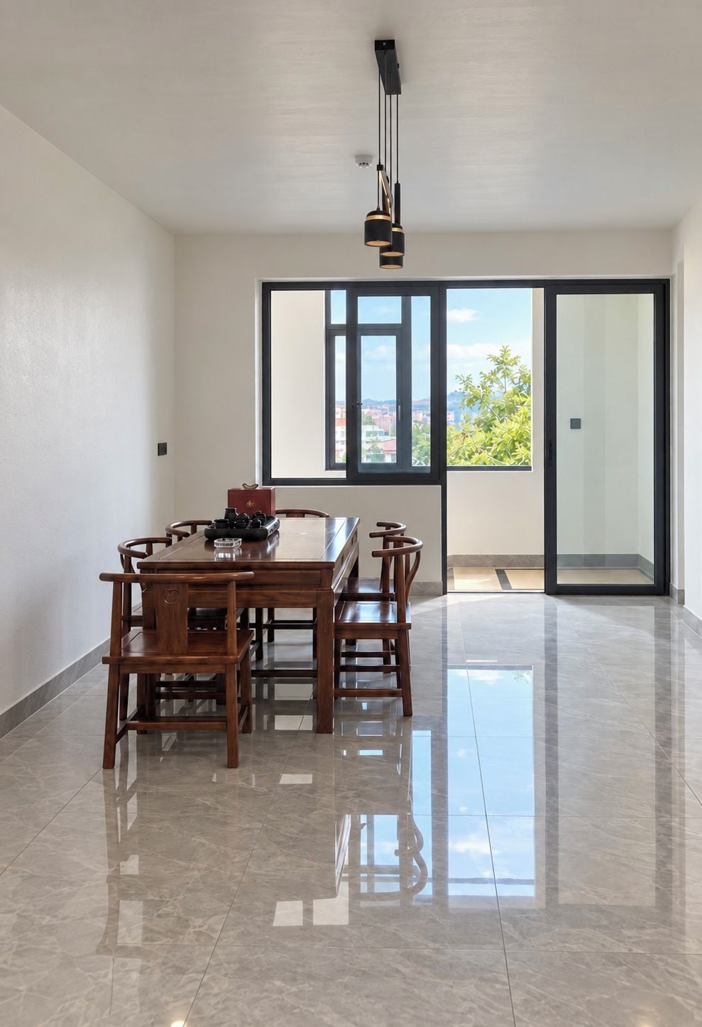 Habitación amplia con mesa y sillas de comedor, un ventanal con vistas a la ciudad y puertas correderas de vidrio que dan a un área exterior.