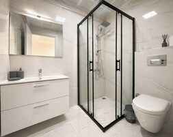 Villa familiar, balcón, vistas al mar | Baño | Ducha, toallas, jabón y champú