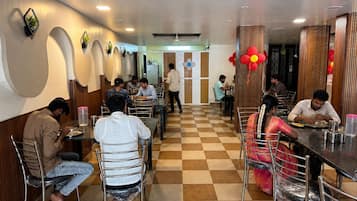 Un restaurante con suelo a cuadros, sillas y mesas de metal.