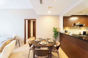 Una cocina moderna con comedor, equipada con estufa, microondas y cafetera.