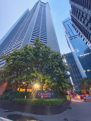 A high-rise building with a sign for 'The Gramercy Residences.' - A Cozy Unit with Hotel-Like Luxury Amenities & Near Mall (Makati City)