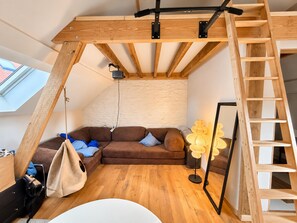 Unclassified image, 5 of 13, button - Gent Moments House with Pool Table (Gent)