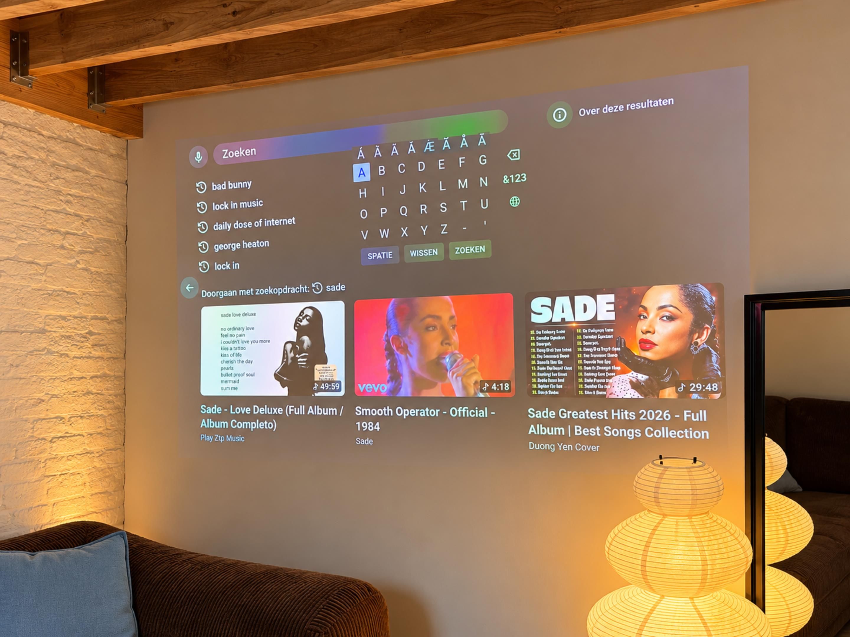 Une projection de l’interface d’un lecteur de musique, affichant les pochettes d’album et les listes de morceaux.