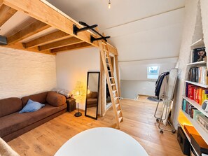 Living area - Gent Moments House with Pool Table (Gent)