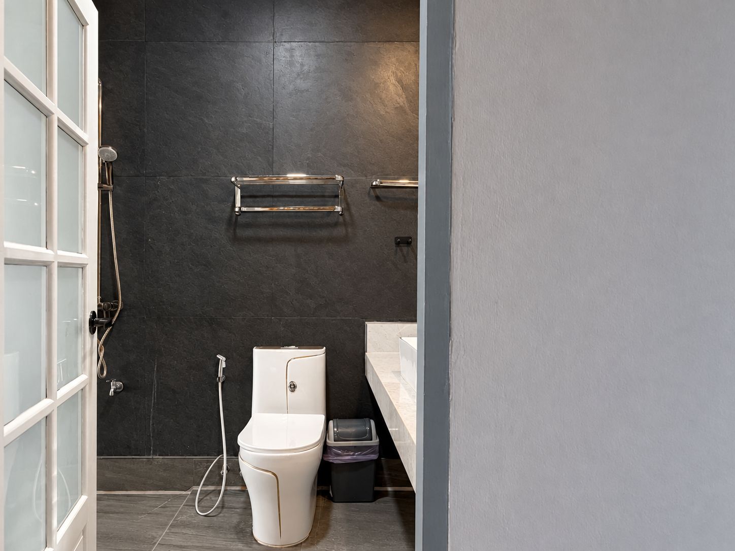 Un baño moderno con inodoro, bidé y ducha.