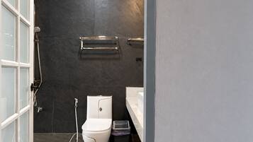 Un baño moderno con inodoro, bidé y ducha.