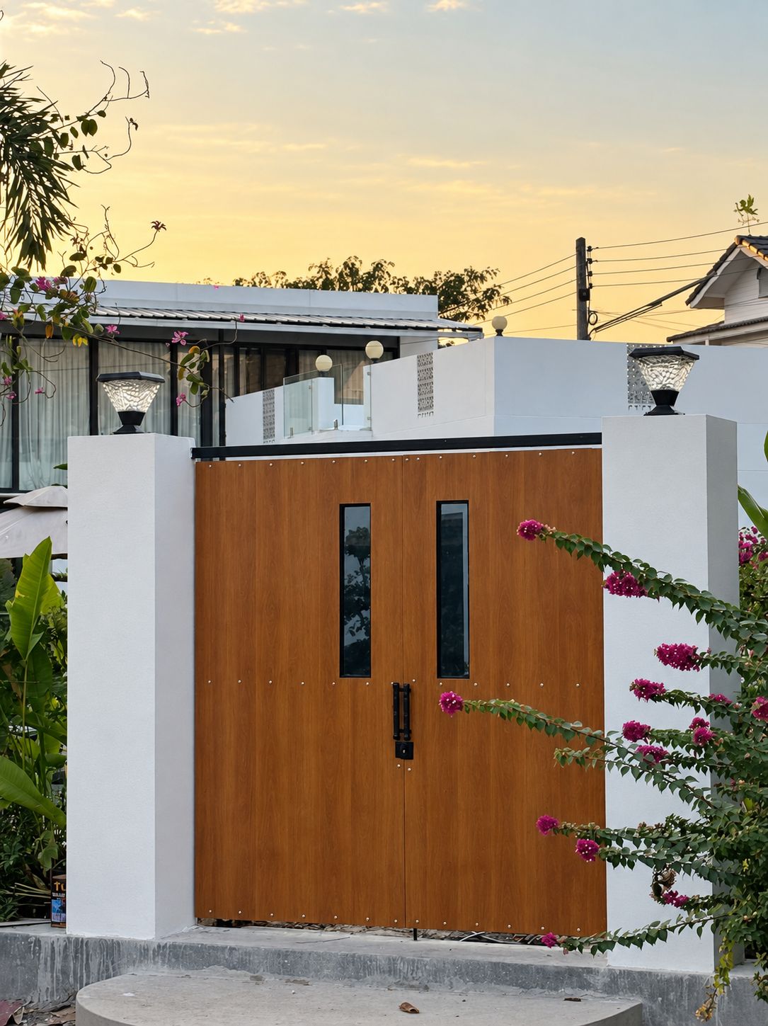 Una puerta de madera con diseño moderno, ubicada frente a una pared blanca con un ventanal pequeño.