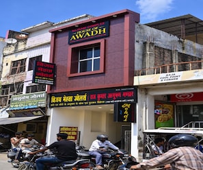 A building with multiple signs, including 'Rajrani Complex' and 'House of Awadh.' - Hotel House Of Awadh (Faizabad)
