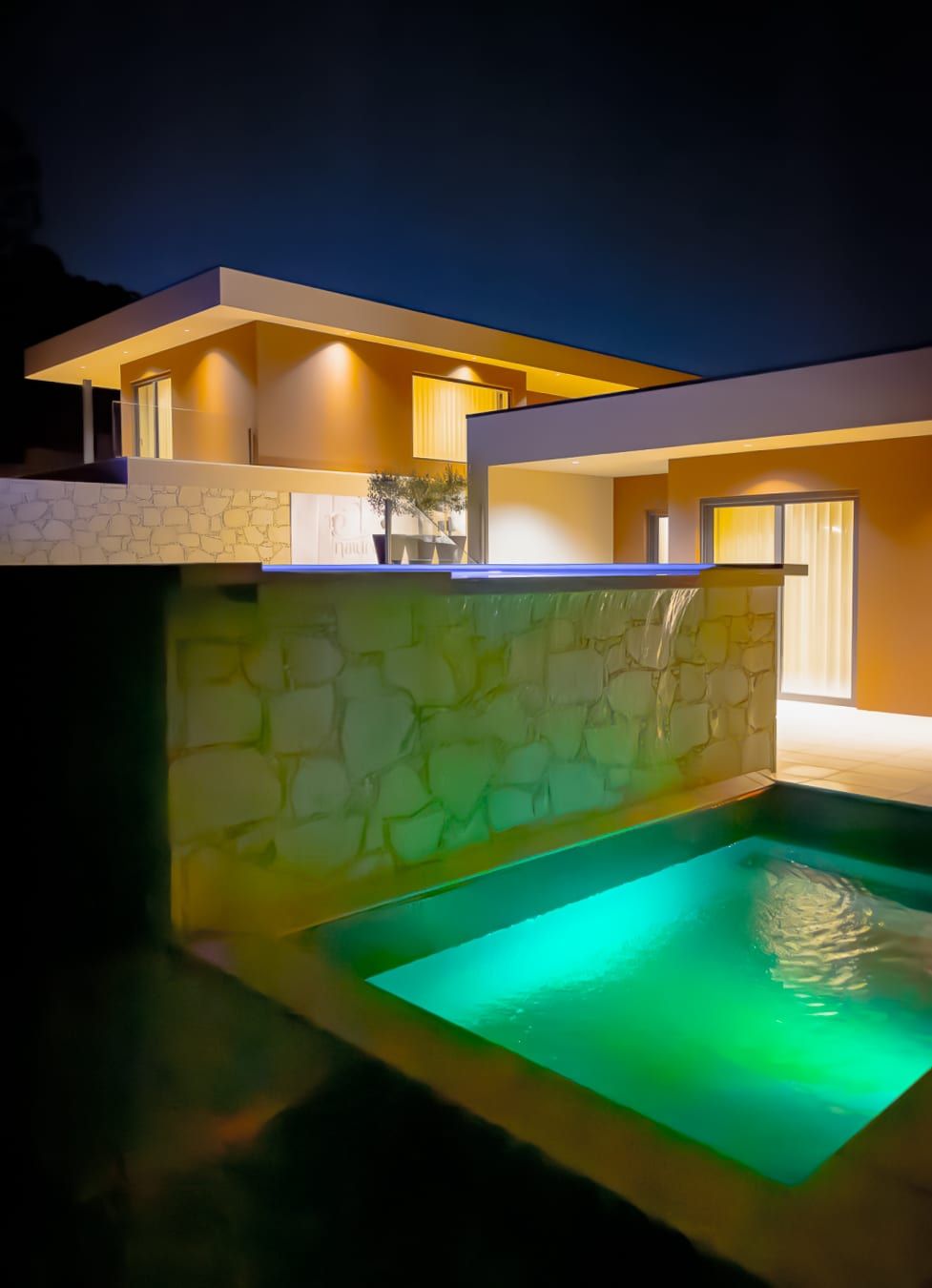Una casa moderna con piscina di notte.