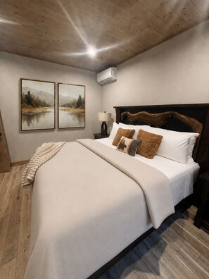 Room - Dog-Friendly Lake + Ski Retreat with 7 Person Hot Tub + Game Room, Sleeps 15 (Woodstock)