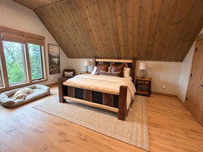Room - Dog-Friendly Lake + Ski Retreat with 7 Person Hot Tub + Game Room, Sleeps 15 (Woodstock)