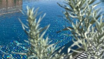 Une piscine avec un bâtiment en bois en arrière-plan.