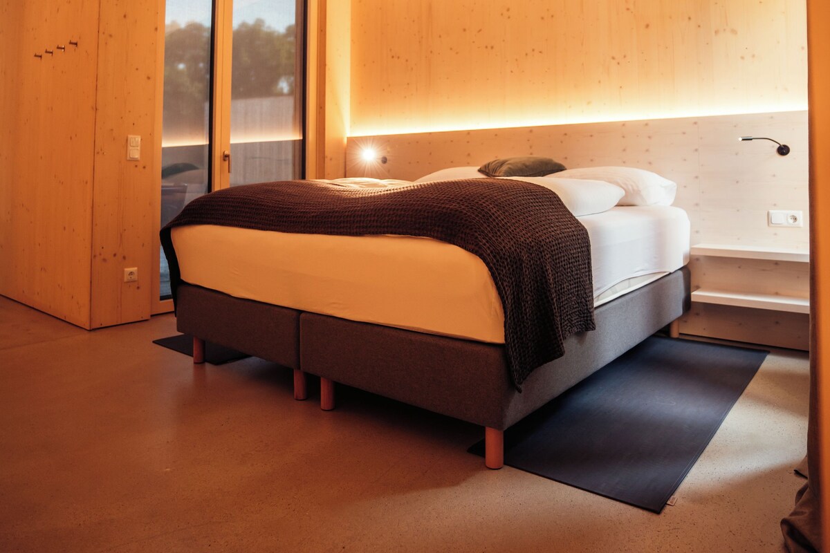 Ropa de cama hipoalergénica, minibar y escritorio 