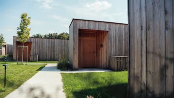 Un bâtiment en bois avec une porte et une plaque portant le numéro « 22 ».