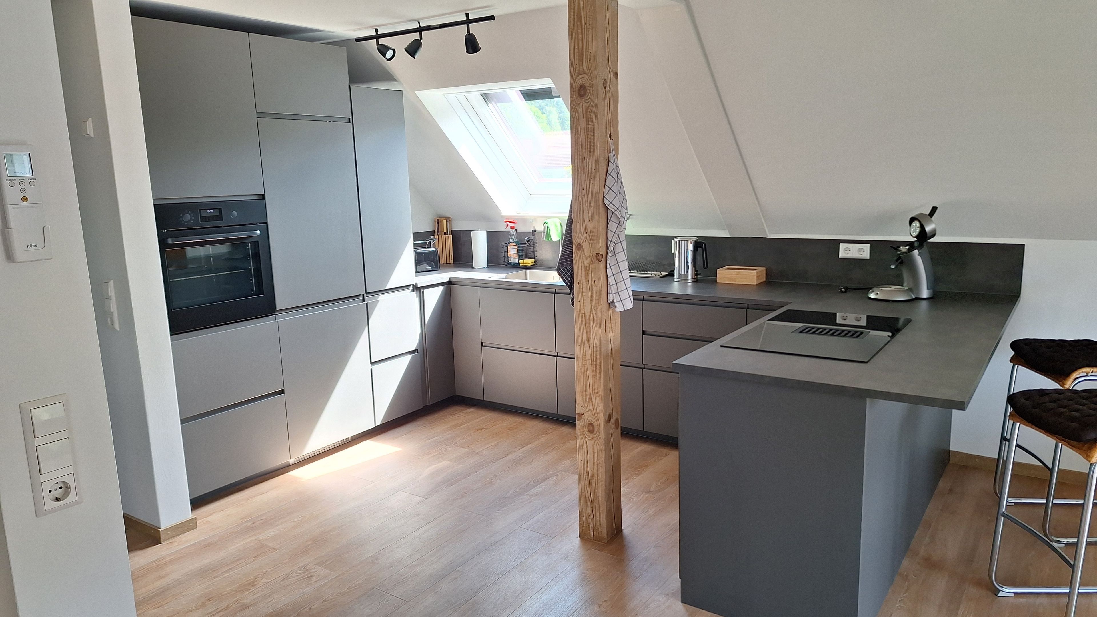 Wasserkocher mit Kaffee-/Teezubehör, Kühlschrank, Mikrowelle, Ofen