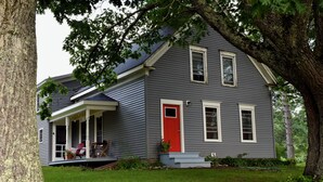 Exterior - 3-bedroom house on a peaceful street on the river in Waldoboro (Waldoboro)