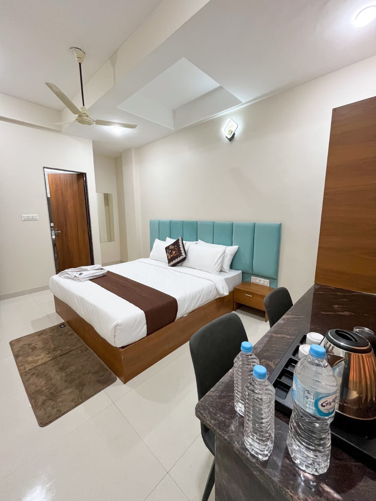 Desk, laptop workspace, free WiFi