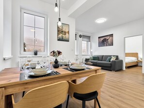 Un espacio moderno para vivir con comedor, sofá y cama.