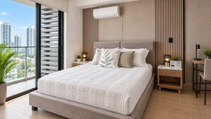 Un dormitorio moderno con una cama grande, vistas a la ciudad y aire acondicionado integrado.