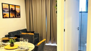 A dining area with a round table, chairs, and a small plant centerpiece. - Pateo Rio Stay, Porto Maravilha, Rio de Janeiro. (Rio de Janeiro)