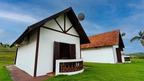 A two-story house with a balcony, satellite dish, and a red-tiled roof. - Hotel Dona Paschoalina (Socorro)