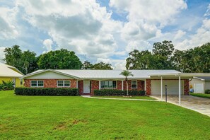 A two-story residential building with a brick facade, a front porch, and a garage. - Winter Haven Chain of Lakes Getaway Near Legoland (Winter Haven)