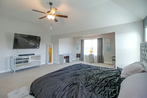 A bedroom with a bed, a ceiling fan, a television, a dresser, and a desk. - 4 Mi to Fort Stewart: Group Escape w/ Private Yard (Hinesville)