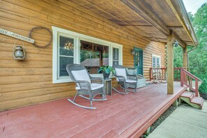 A wooden cabin with a porch, rocking chairs, and a sign reading 'JENTZSCHE'. - 'ponde-rosa Views' Cabin Retreat w/ a View! (Berger)