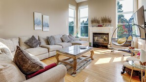 A spacious living room with a large sofa, a coffee table, and a fireplace. - Spacious Group Getaway Near Grounds For Sculpture (Hightstown)