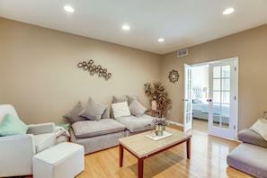 Una sala de estar con sofá, sillón y mesa de centro.