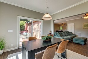 A dining area with a table, chairs, and a ceiling fan. - Hiking Days, Campfire Nights! Hot Springs Hideaway (Hot Springs)