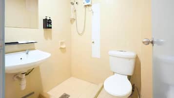 Chambre Supérieure, vue ville | Salle de bain | Chaussons