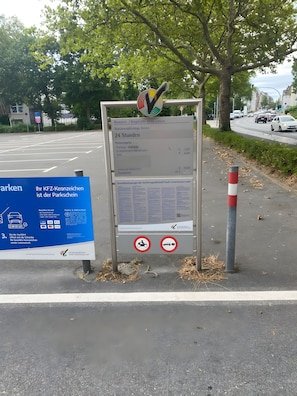 Señal de estacionamiento con información sobre tarifas y restricciones.