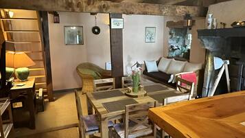 Una habitación acogedora con muebles de madera, una mesa de comedor y un sofá.