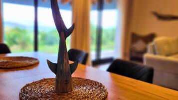 Una mesa de madera con un mantel tejido y un adorno metálico.