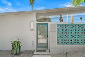 A modern building entrance with a green door, a mailbox, and a number 813. - Janet’s Hideaway — Classic 1961 Alexander with Private Pool & Spa (Palm Springs)