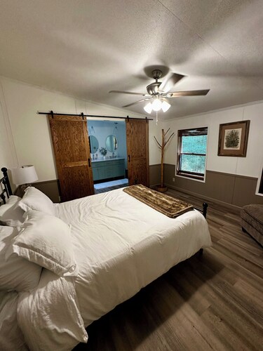 Trail-side cabin, brand new interior and furnishings near Wellsboro and Canyon