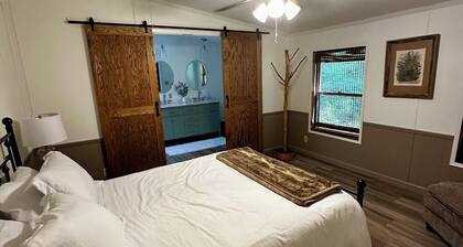 Trail-side cabin, brand new interior and furnishings near Wellsboro and Canyon