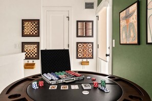 Ein Pokertisch mit Chips, Karten und einem Dealer-Button.