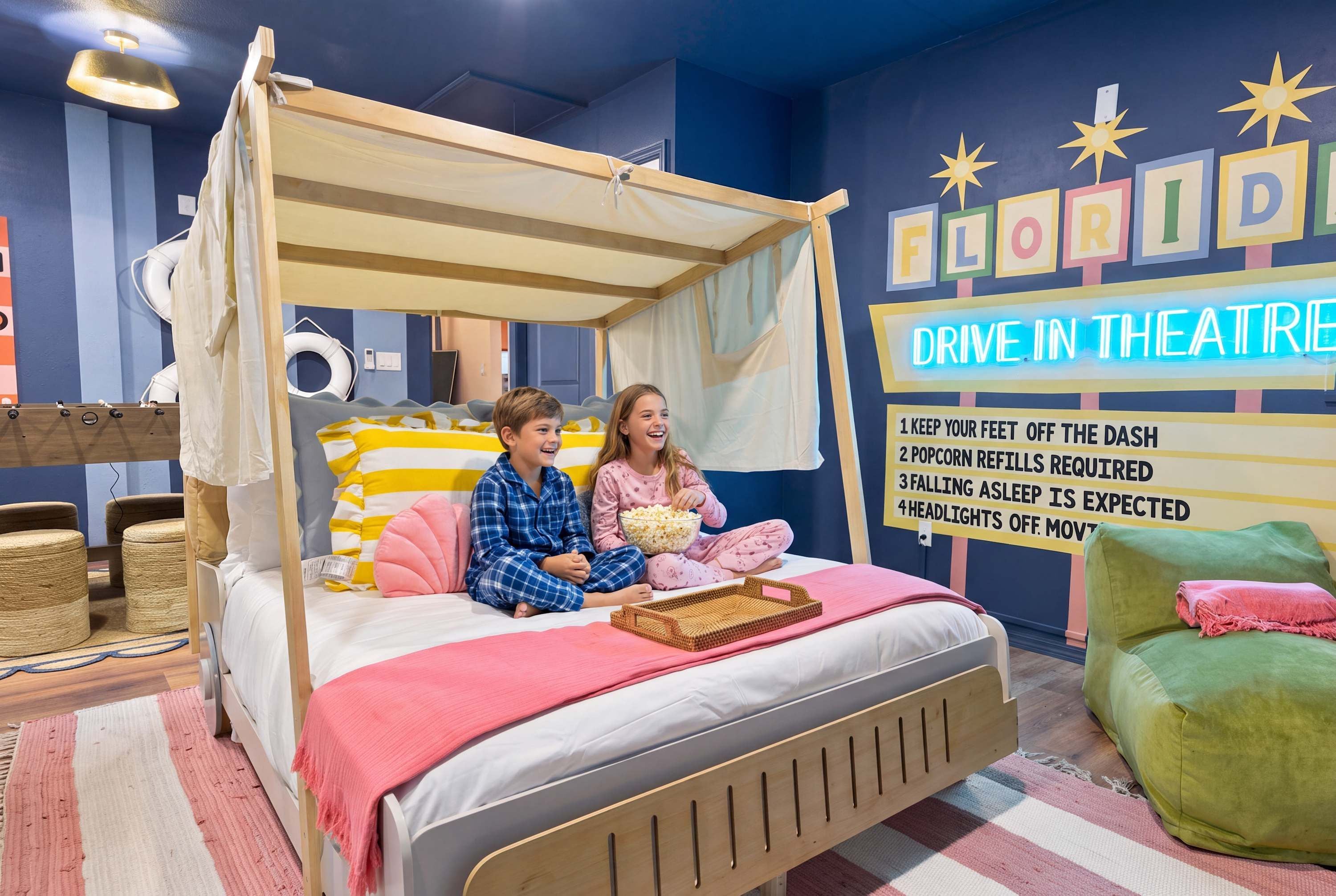 Un cuarto de juegos infantil con cama con dosel, una pared con un letrero que dice 'Drive in Theatre' y un banderín con la palabra 'FLORIDA'.