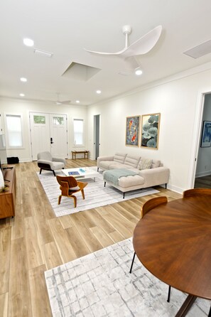 Un salon moderne avec un canapé, une table basse et une table à manger.