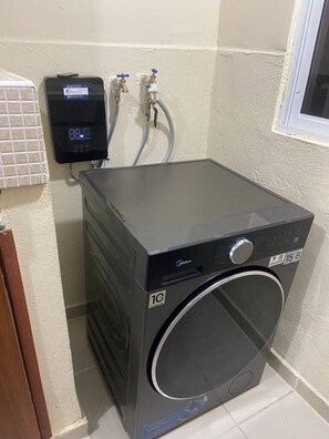 Ein Motorinverter mit digitaler Anzeige, eine Waschmaschine und ein Warmwasserbereiter.